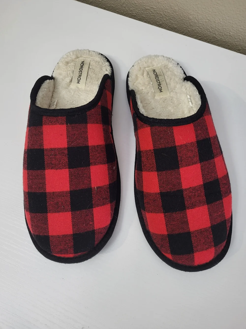 Nordstrom Mens Red and Black Buffalo Plaid Fleece-Lined Slippers Sz Large